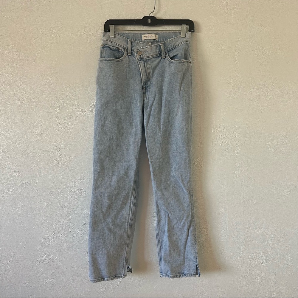 Abercrombie & Fitch 90s Ultra High Rise Straight Jeans in a light wash‎